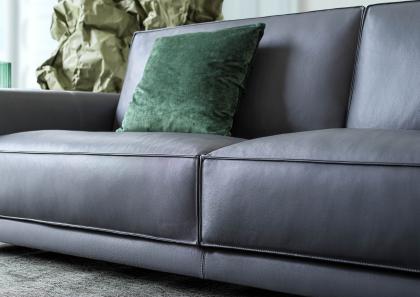 Seat cushions of the ergonomic leather sofa model Tommy – BertO