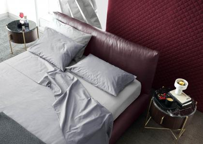 Double bed in Soho burgundy leather with Yoko linen sheet - BertO