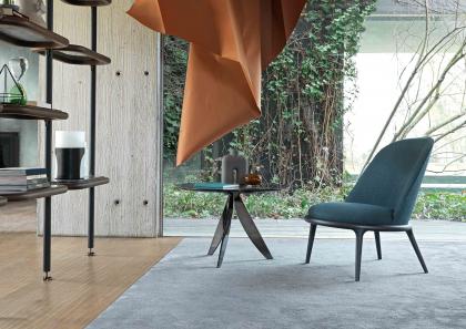 Living room with armchair in wood and fabric Kim - BertO