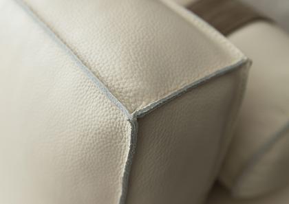 Sharp cut stitching for the leather version - BertO