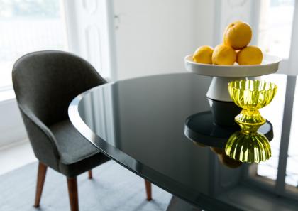 Top: lacquered glass (RAL 7021), mm 10 thickness, with polished edges and bevel of 30 mm - Ring Table