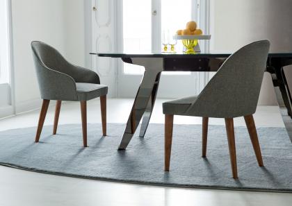 Ring table with Judy chairs