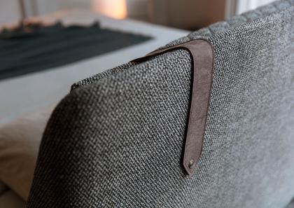 Soft cushion fixed on the structure through a hidden zip and Nabuk belts - Chelsea Bed