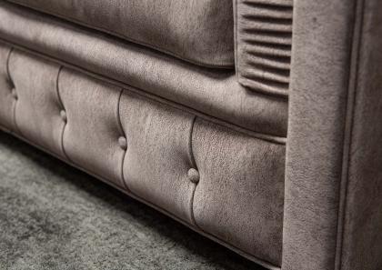 Chester sofa with authentic capitonnè work following the traditional method