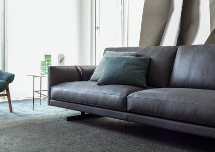 Dee Dee is covered with selected aniline and full grain leathers selected exclusively for the BertO collection