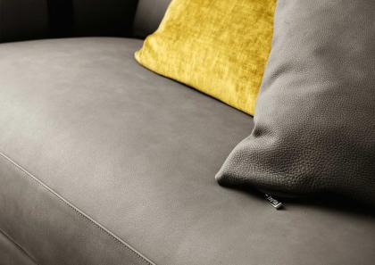 Detail of the upholstery in grey Douglas leather which covers the Dee Dee sofa with rounded peninsula - BertO