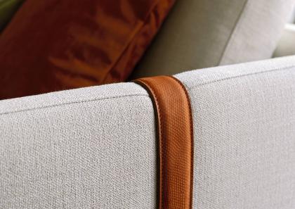 The leather straps on the armrests are an exclusive characteristic of the Dee Dee sofa from the BertO collection. 